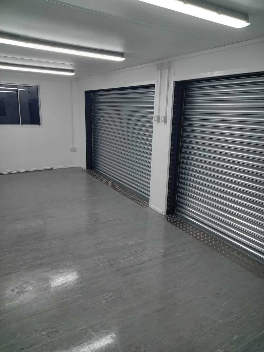 24ft x 10ft Bespoke Cabin / Shop / Cafe / Office / Bar / Sales Unit - Image 7