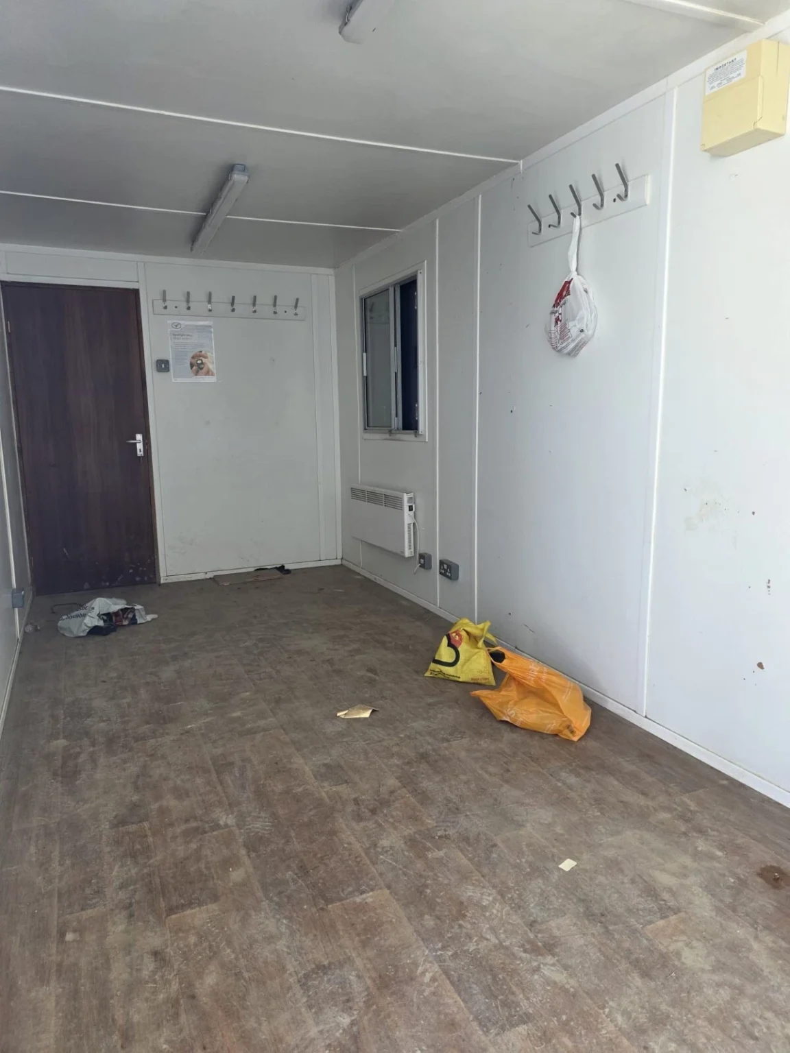 Used 20ft x 8ft shipping container canteen - Image 3