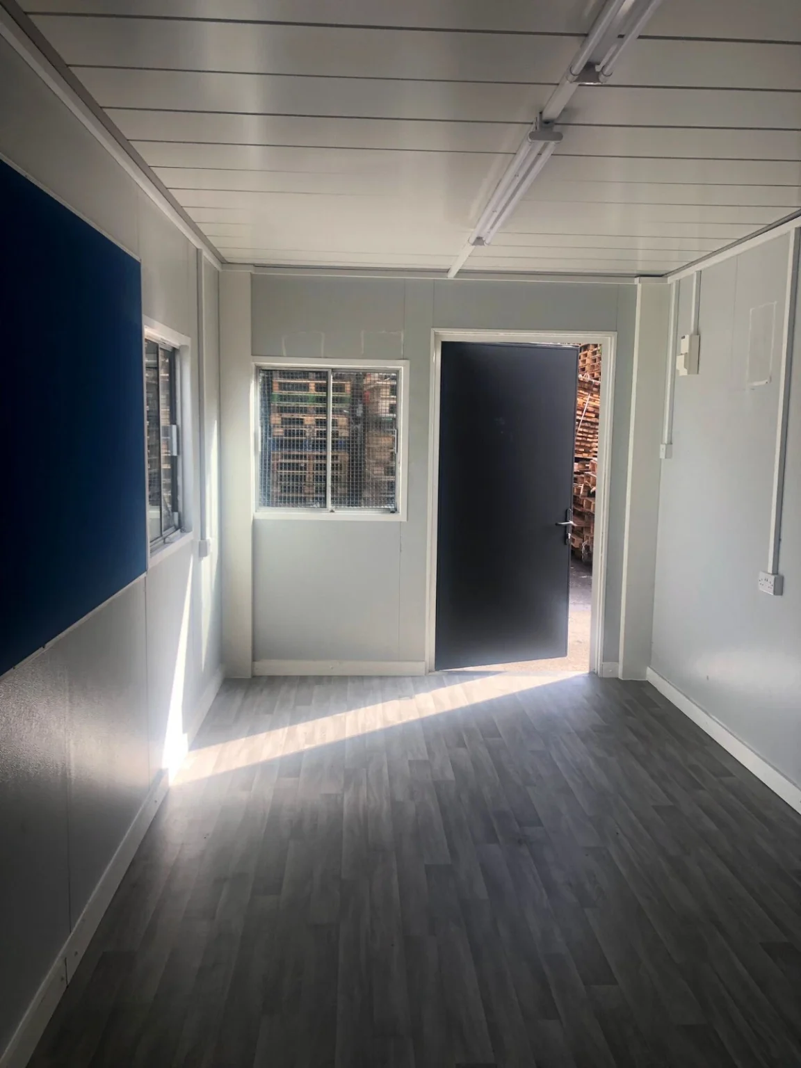 PORTABLE 20FT X 8FT OPEN OFFICE/DOCUMENT STORE - Image 4