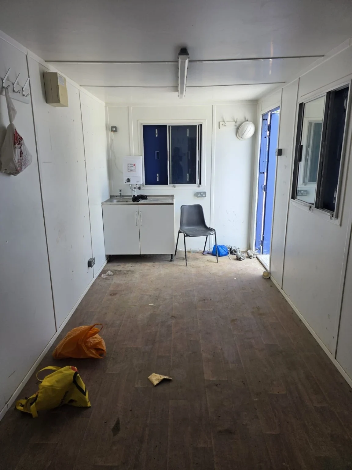 Used 20ft x 8ft shipping container canteen - Image 2