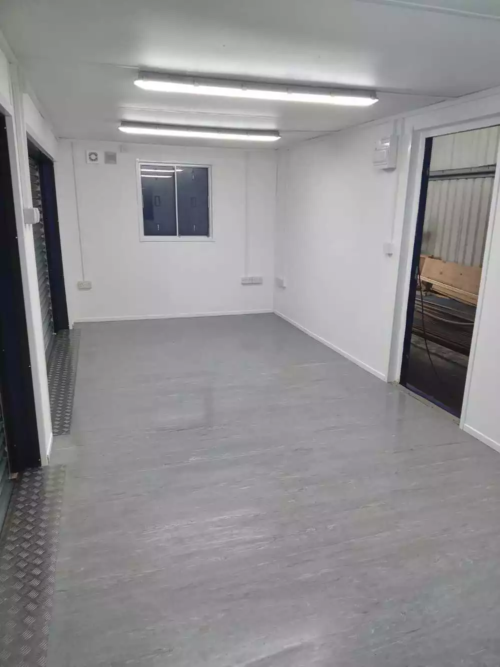 24ft x 10ft Bespoke Cabin / Shop / Cafe / Office / Bar / Sales Unit - Image 4