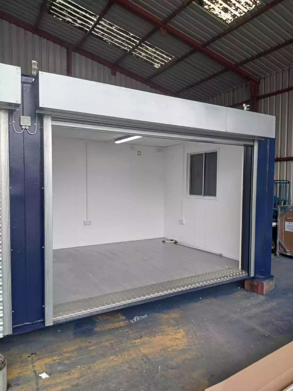 24ft x 10ft Bespoke Cabin / Shop / Cafe / Office / Bar / Sales Unit - Image 2