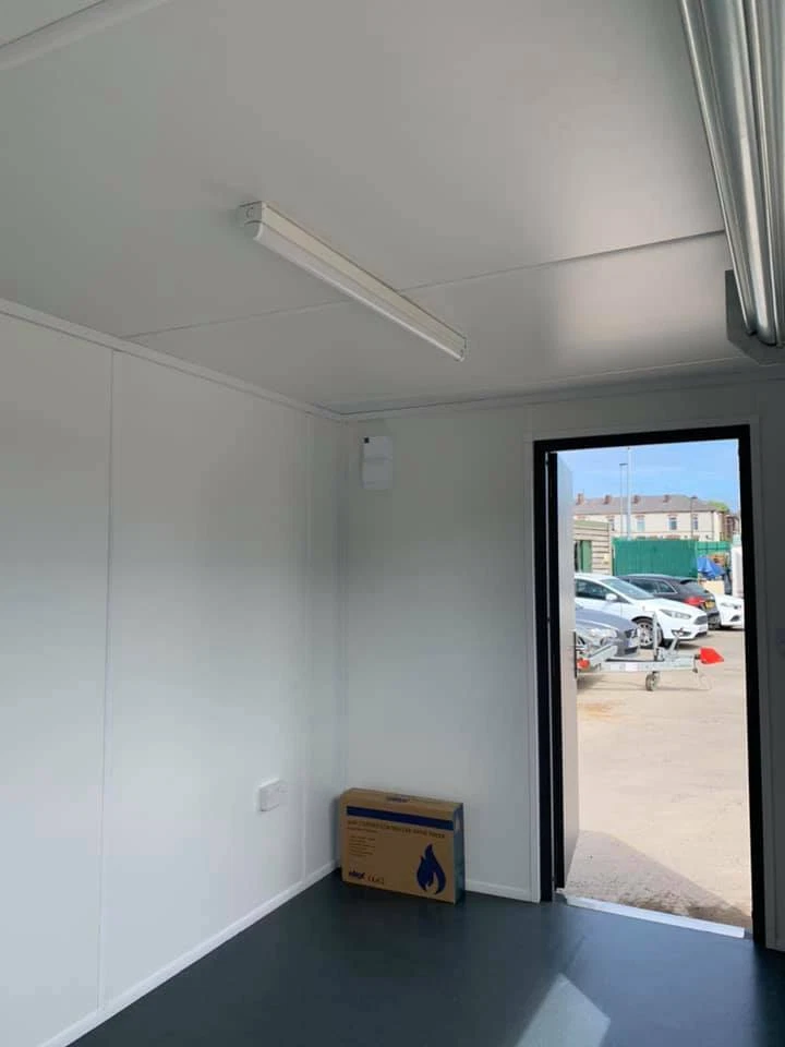 20ft x 8ft Clad Shipping Container T.V. Bar - Image 4